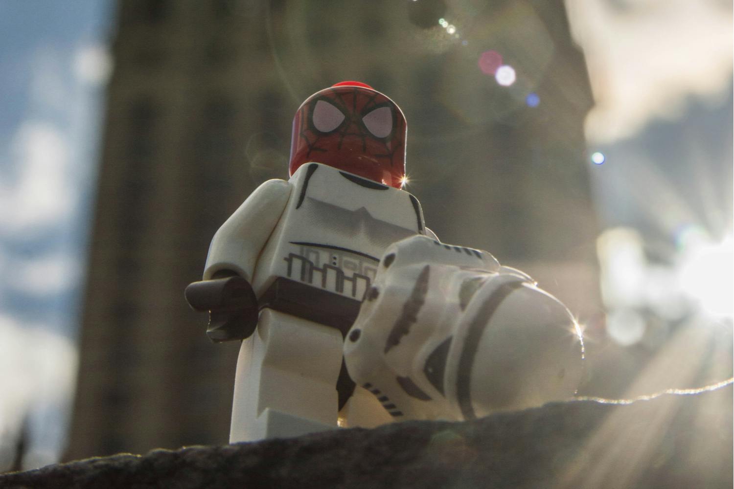 legomand foran højhus